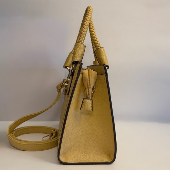 NWT Elegant Vegan Leather Yellow Handbag with removable strap - Picture 4 of 10